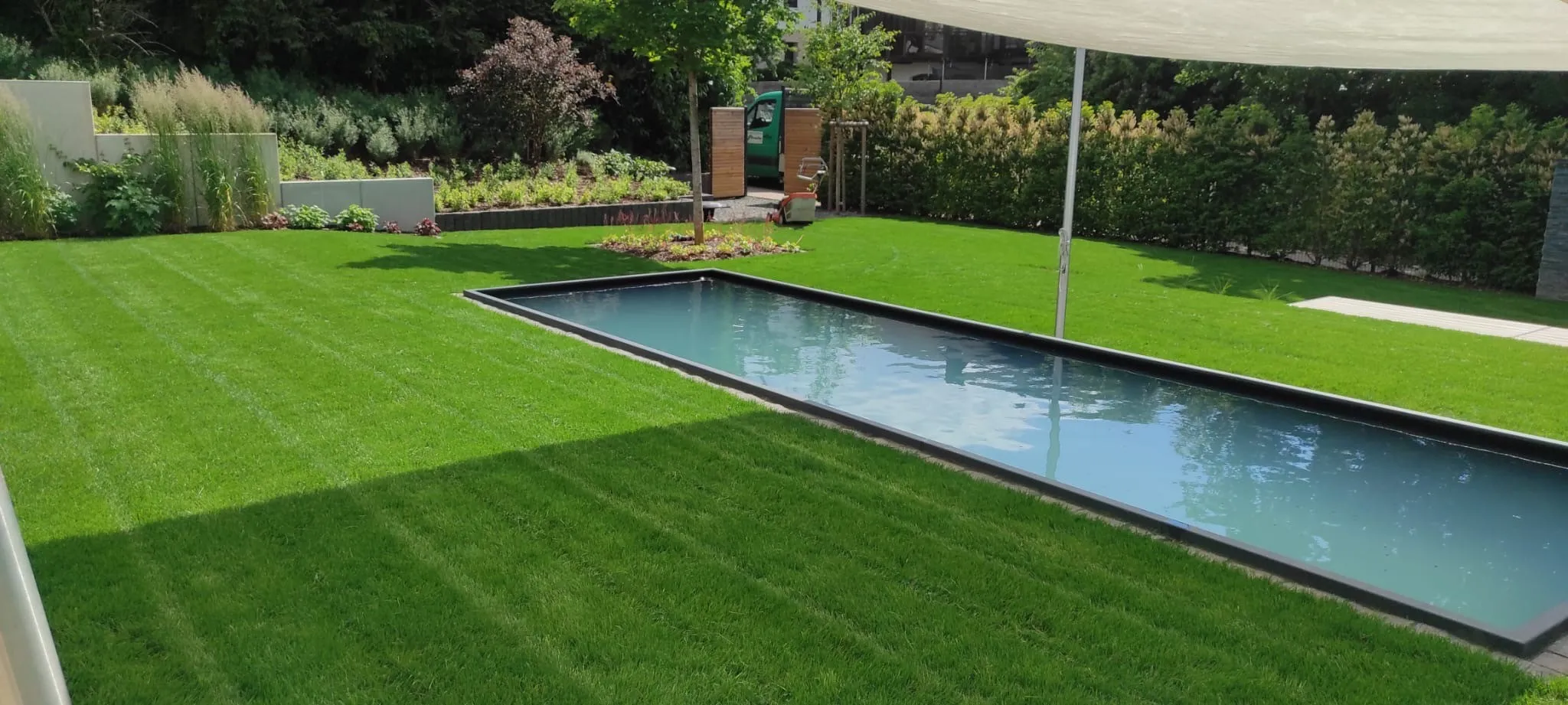 Privatgarten mit Wasserbecken und frisch verlegtem Rollrasen