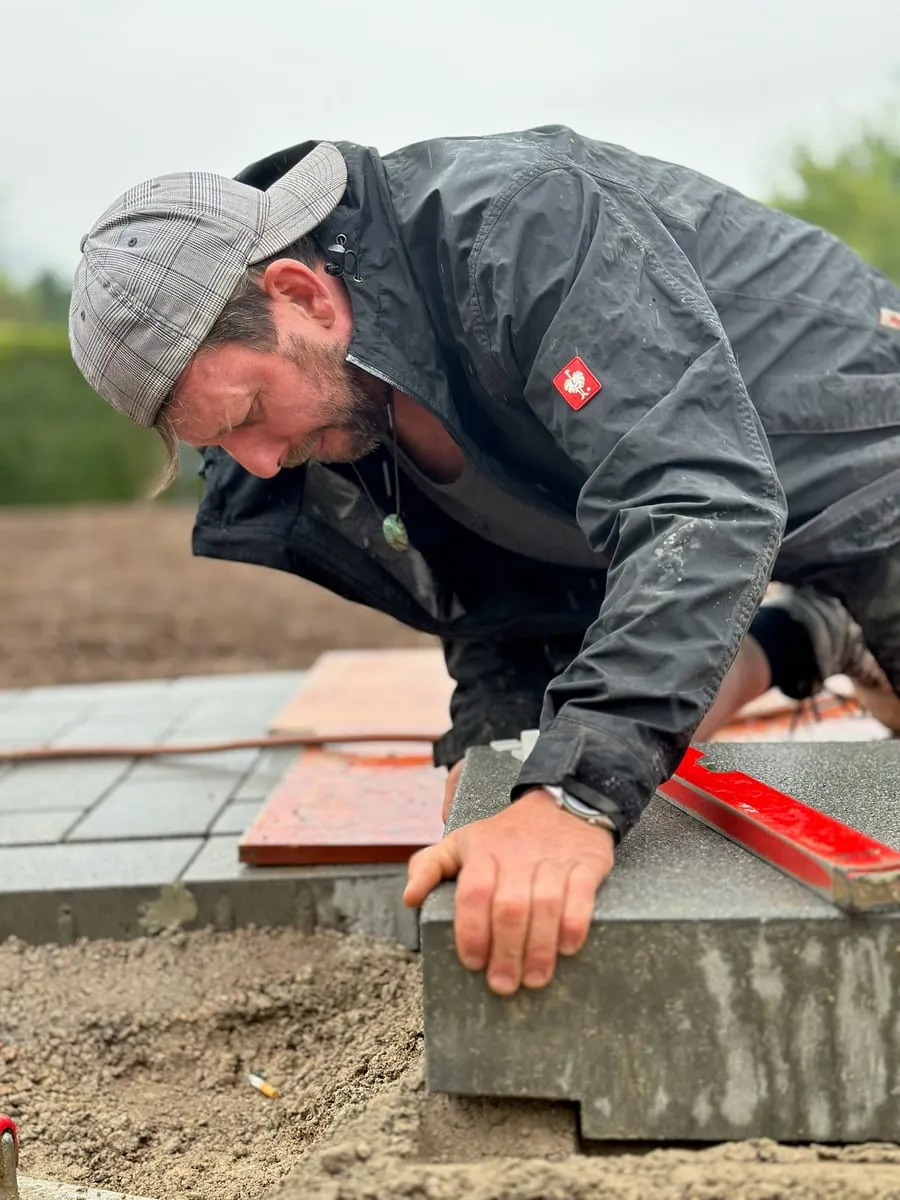 Mitarbeiter von Landschaftsbau Schneider bei der Arbeit